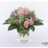 Blumenstrauß mit Santini, Rosen, Schleierkraut, Lisianthus und Eukalyptus