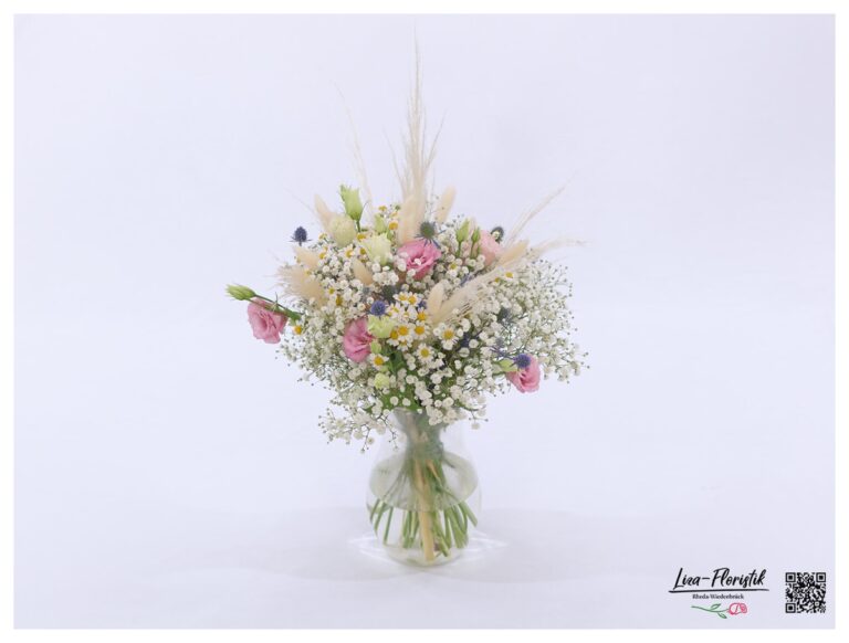 Blumenstrauß mit Kamille, Lisianthus, Pampasgras und Schleierkraut