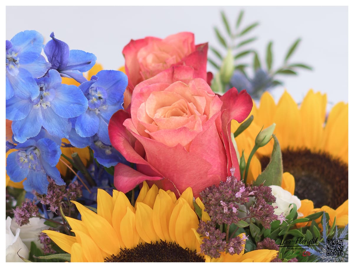 Rosen, Rittersporn und Sonnenblumen - Detail