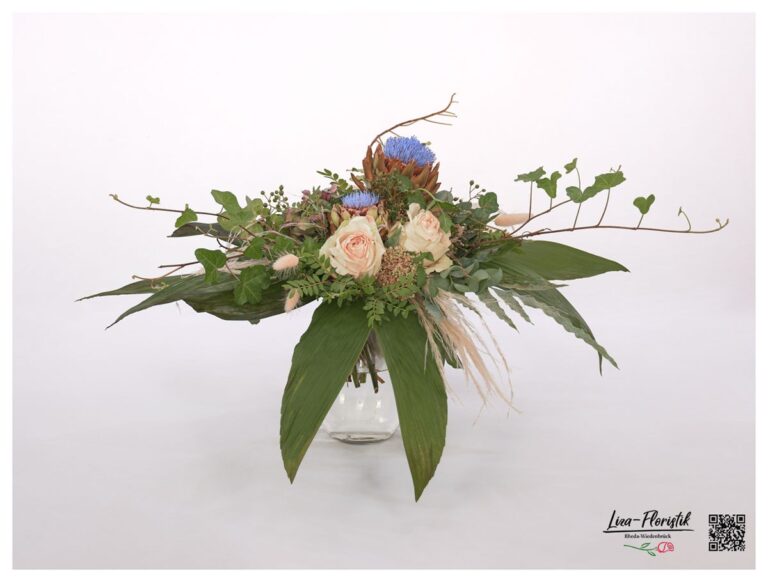 Blumenstrauß mit Artischocken, Rosen, Pampasgras und Efeu