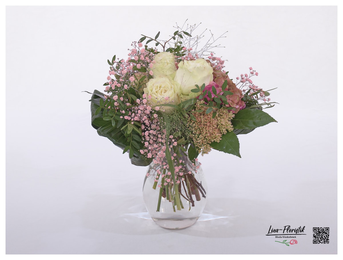 Blumenstrauß mit Hortensien, Rosen und rosa Schleierkraut