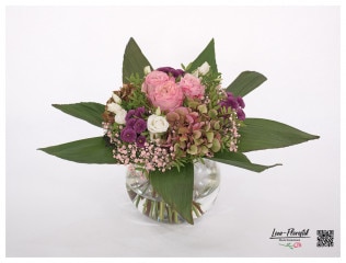 Blumenstrauß mit Rosen, Chrysanthemen, Hortensien, Lisianthus und rosa Schleierkraut