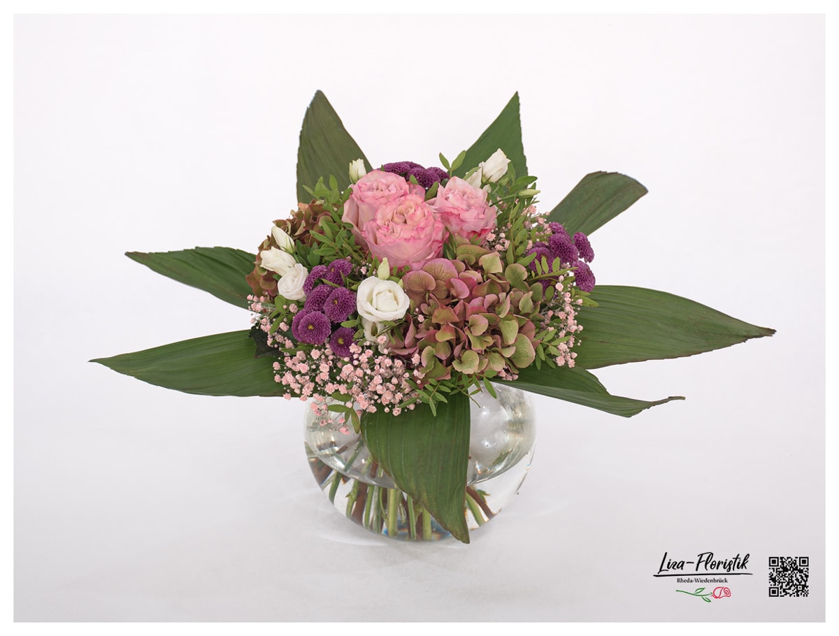 Blumenstrauß mit Rosen, Chrysanthemen, Hortensien, Lisianthus und rosa Schleierkraut