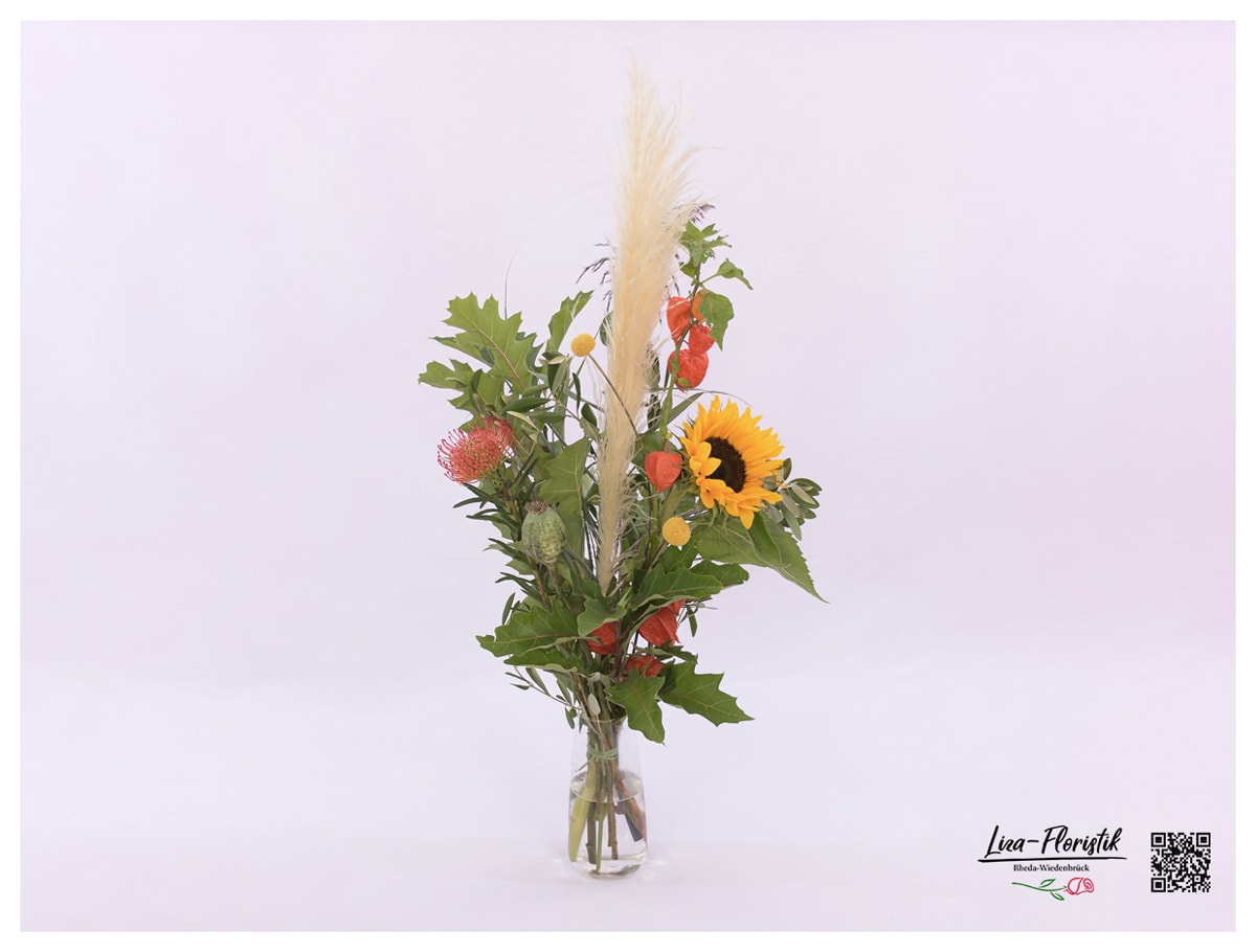 Blumenstrauß mit Lampionblumen, Mohn, Craspedia, Pampasgras, Sonnenblume und Protea