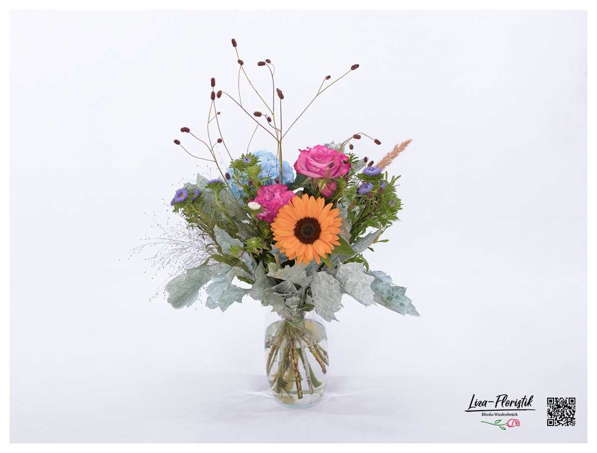 Blumenstrauß mit Hortensie, Rosen, Eichenlaub, Wiesenknopf und Sonnenblume