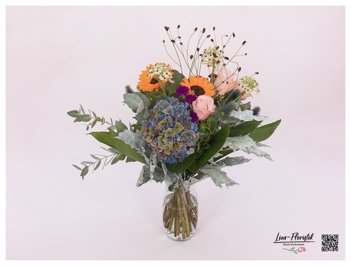 Blumenstrauß mit Ornithogalum, Rosen, Hortensie, Eichenlaub, Nelken, Wiesenknopf, Disteln und Sonnenblumen