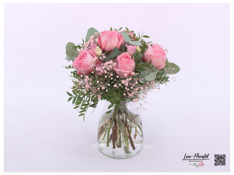 Blumenstrauß mit rosa Rosen, Schleierkraut, Eukalyptus und Lisianthus