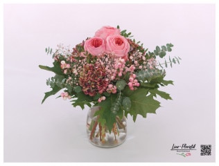 Blumenstrauß mit Schneebeeren, Rosen, Hortensie, Eukalyptus und Schleierkraut