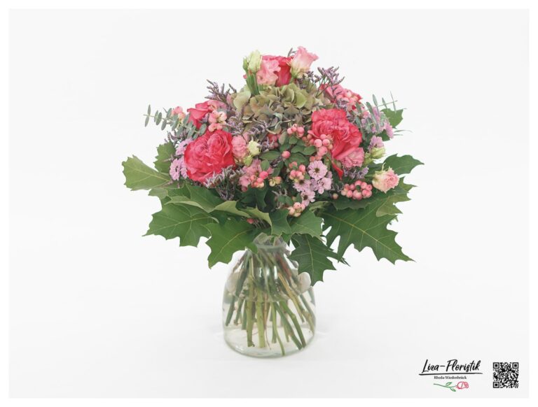 Blumenstrauß mit Schneebeeren, Lisianthus, Rosen, Hortensie, Eukalyptus und Santini