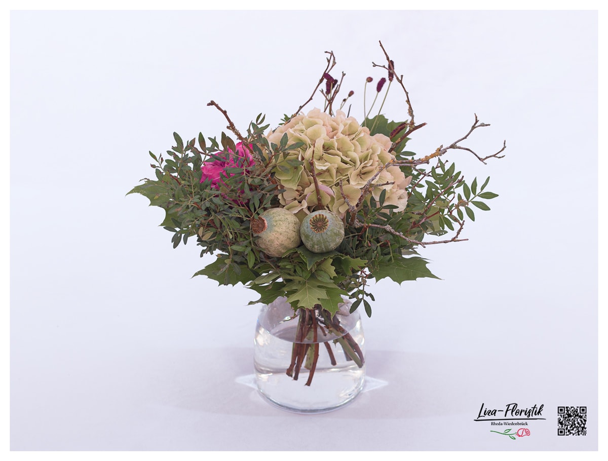 Blumenstrauß mit Wiesenknopf, Mohn, Hortensie und Rosen
