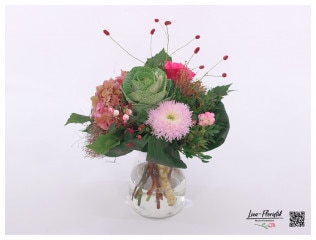Blumenstrauß mit Zierkohl, Rosen, französischen Hortensien, Wiesenknopf, Chrysanthemen und Schneebeeren