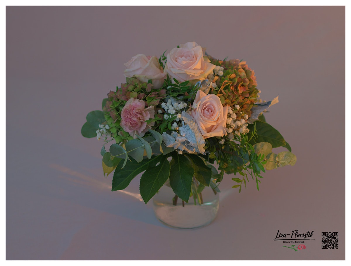 Blumenstrauß mit Rosen, Eukalyptus, Hortensien, Schleierkraut und Eichenlaub