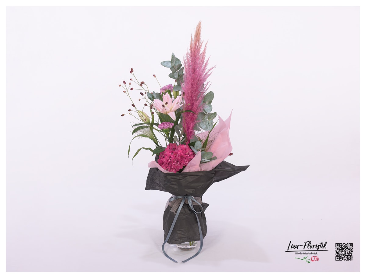 Blumenstrauß in Seidenpapier mit gefüllten Lilien, Hortensie, Nelken, Pampasgras, Wiesenknopf und Eukalyptus