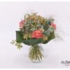 Französische Hortensien, Rosen, Statize, Disteln, Eukalyptus und Kamille