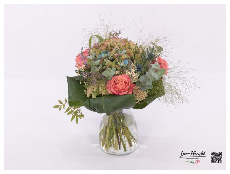 Französische Hortensien, Rosen, Statize, Disteln, Eukalyptus und Kamille