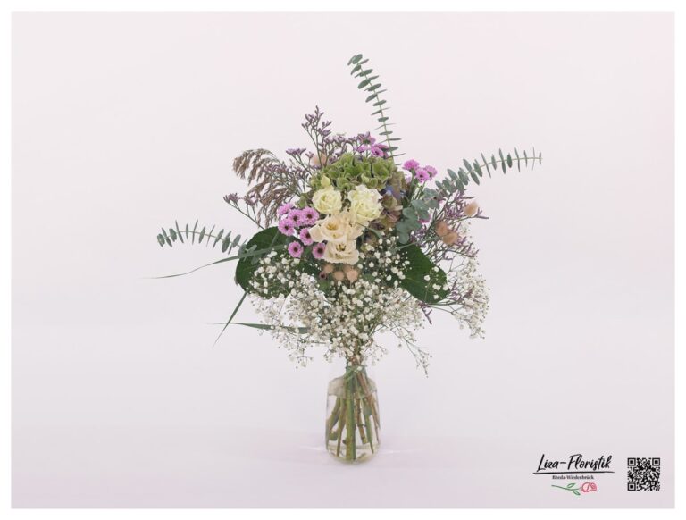 Luftiger Blumenstrauß mit Hortensie, Eukalyptus, Schleierkraut, Pampasgeas, Polyantharosen, Santini, Lagurus und Statize