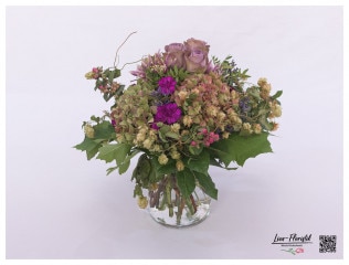 Vintage Blumenstrauß mit getrocknetem Hopfen, Hortensien, Chrysanthemen, Rosen und Nelken