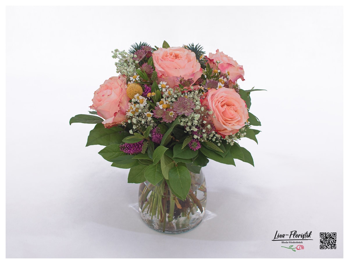 Blumenstrauß mit Astrantia, Craspedia, Rosen, Kamille und Schleierkraut