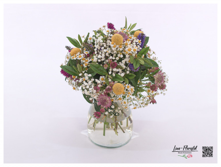 Blumenstrauß mit Craspedia, Kamille, Schleierkraut, Veronica und Astrantie