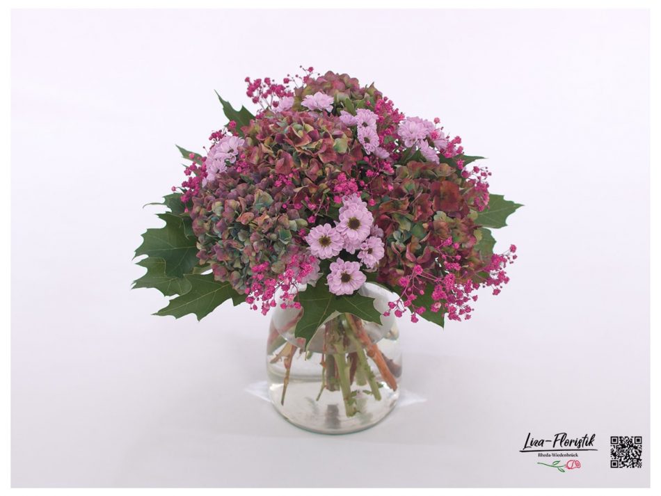 Blumenstrauß mit Hortensien, Santini und Schleierkraut
