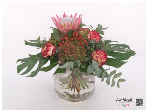Blumenstrauß mit Königsprotea, Rosen Apple Jack, französische Hortensien, Eukalyptus und Hagebutten