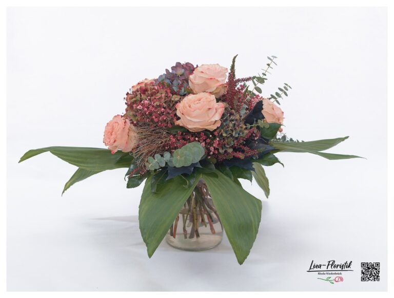 Herbststrauß mit französischen Hortensien, Rosen, Eukalyptus, Schleierkraut und Heide