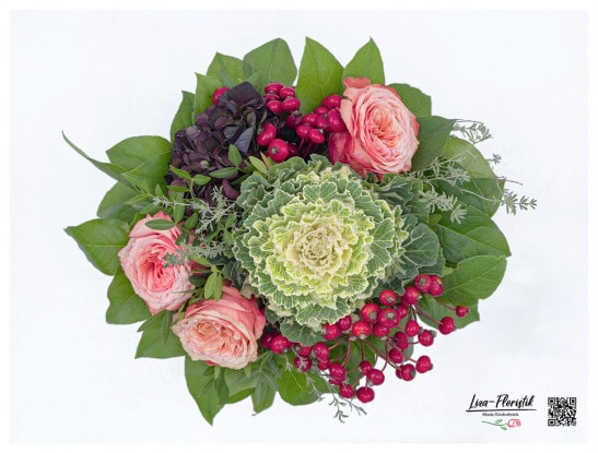 Blumenstrauß mit Hagebutten, Zierkohl und Rosen - Detail