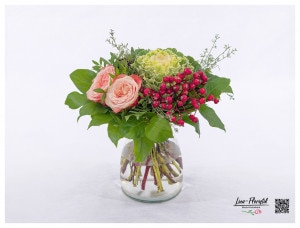 Blumenstrauß mit Hagebutten, Rosen, Hortensien und Zierkohl
