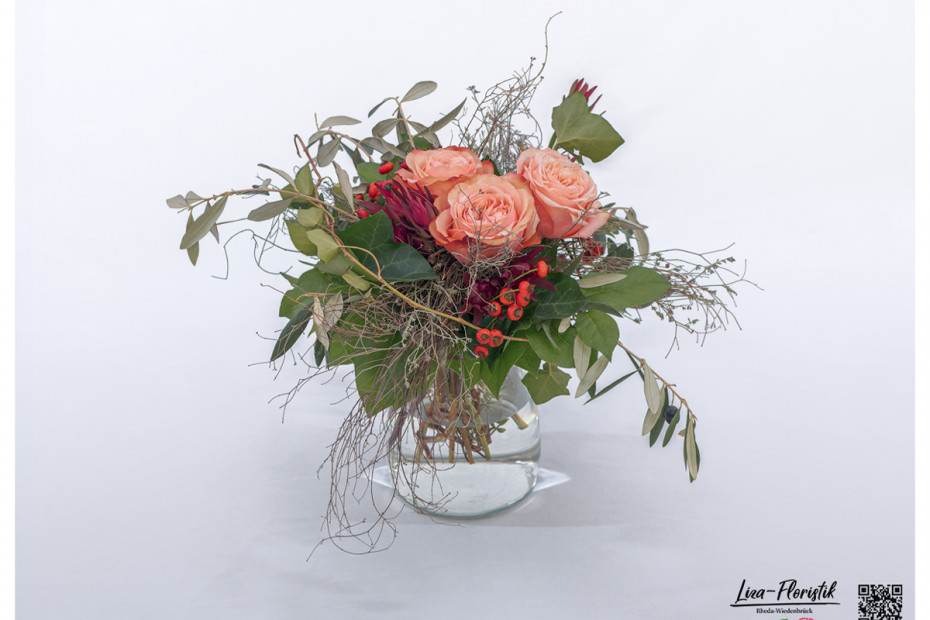 Blumenstrauß mit Leucodendron, Rosen, Gaultheria und Olive