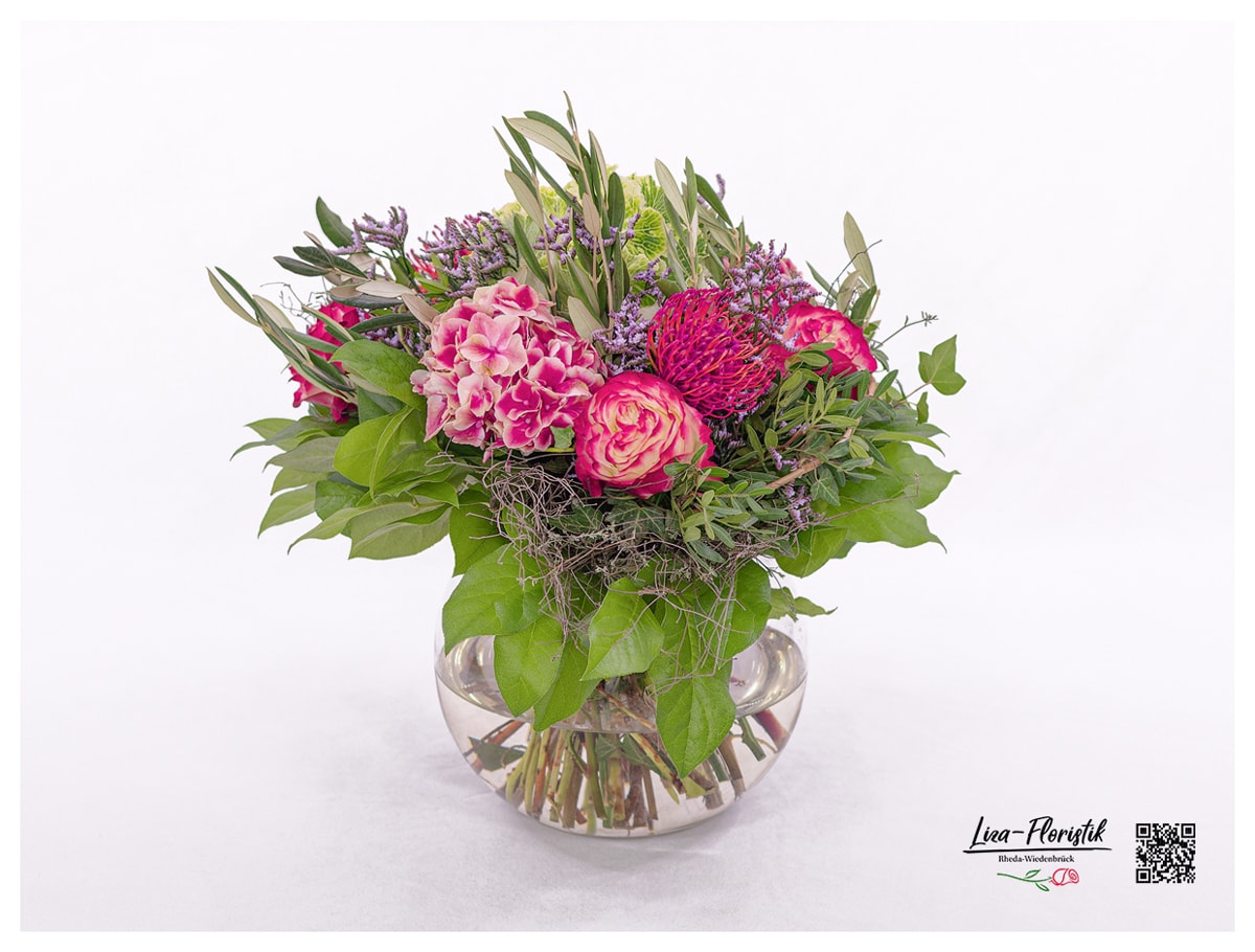Blumenstrauß mit roten Hortensien, Protea, Rosen, Zierkohl ,Olive, Efeu und Statize