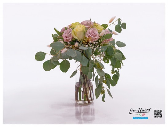 Brautstrauß mit Eukalyptus und Rosen