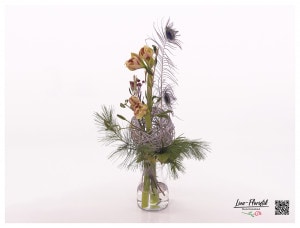 Blumenstrauß in Dekokugel mit Amaryllis, Seidenkiefer, Pfauenfedern, Hagebutten, Olive und Eukalyptus