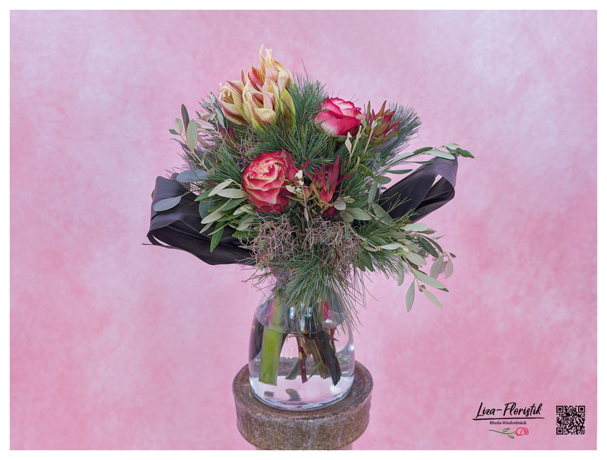 Blumenstrauß mit Black Tie, Rosen, Amaryllis, Seidenkiefer, Eukalyptus und Leucodendron