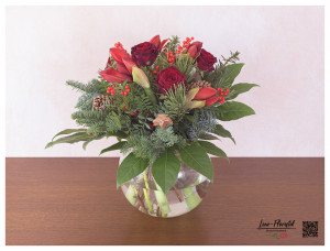Blumenstrauß mit Ilex, Amaryllis, Tanne, rote Rosen, Seidenkiefer und Zapfen