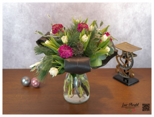 Blumenstrauß mit Ranunkeln, Tulpen, Seidenkiefer und Black Tie