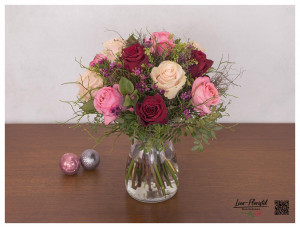 Blumenbouquet zum Geburtstag mit Rosen in pink, rot und weiß sowie Christrosen, Wachsblumen, Thlaspi und Blaubeere
