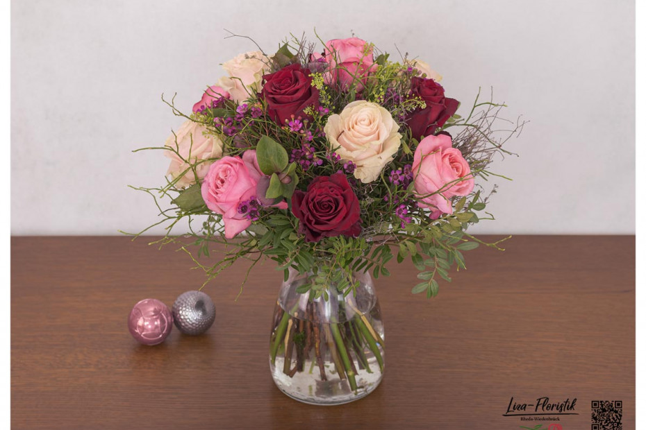 Blumenbouquet zum Geburtstag mit Rosen in pink, rot und weiß sowie Christrosen, Wachsblumen, Thlaspi und Blaubeere