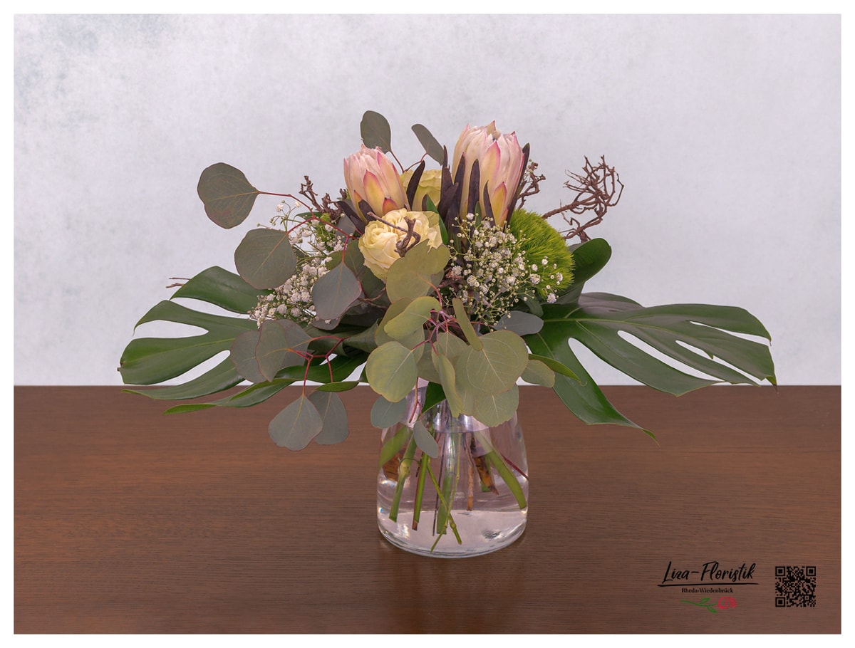 Blumenstrauß mit Protea, Rosen, Schleierkraut, Bartnelken, Eukalyptus und Monstera Blätter