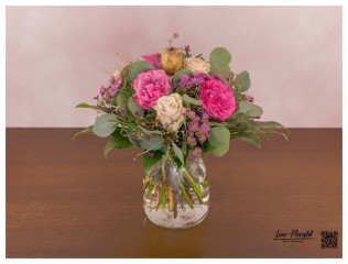 Blumenstrauß mit Protea, Rosen, Santini, Wachsblumen und Eukalyptus