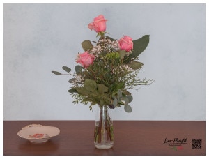 Blumenstrauß mit rosa Rosen, Blaubeeren, Eukalyptus, Efeu, Bartnelke und Schleierkraut