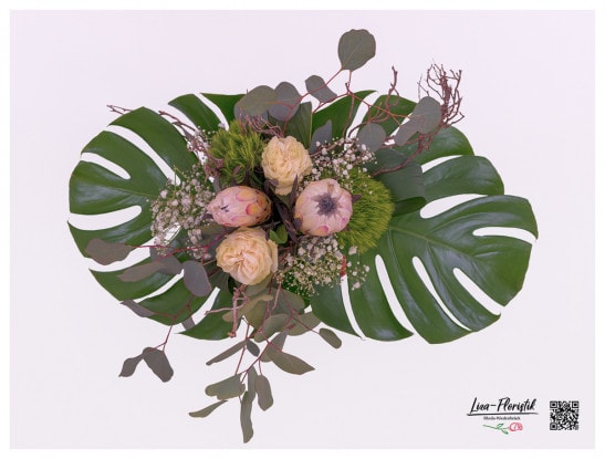 Protea, Rosen, Schleierkraut, Bartnelken, Eukalyptus und Monstera Blätter - Detail