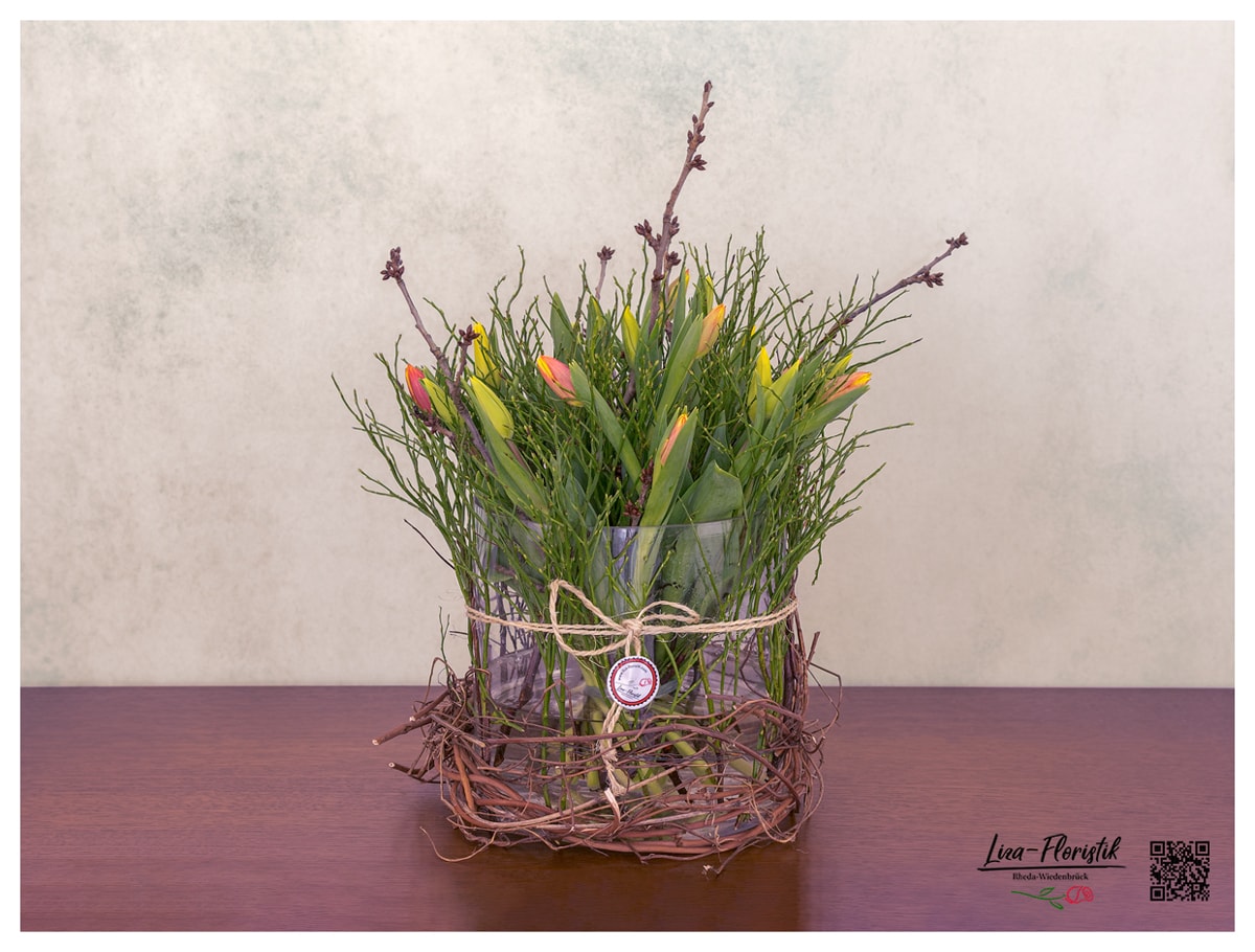 Tulpen Arrangement mit Kirschzweigen und Heidelbeere