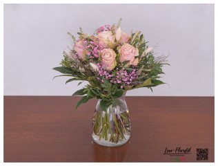 Blumenstrauß mit Lagurus, rosa Rosen, rosa Schleierkraut, Thlaspi und Heidelbeere