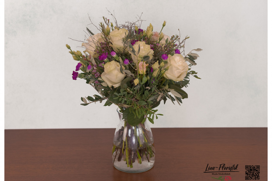 Blumenstrauß mit Trossnelken, Rosen, Thymian, Wachsblumen, Olivenzweigen und Pistazie