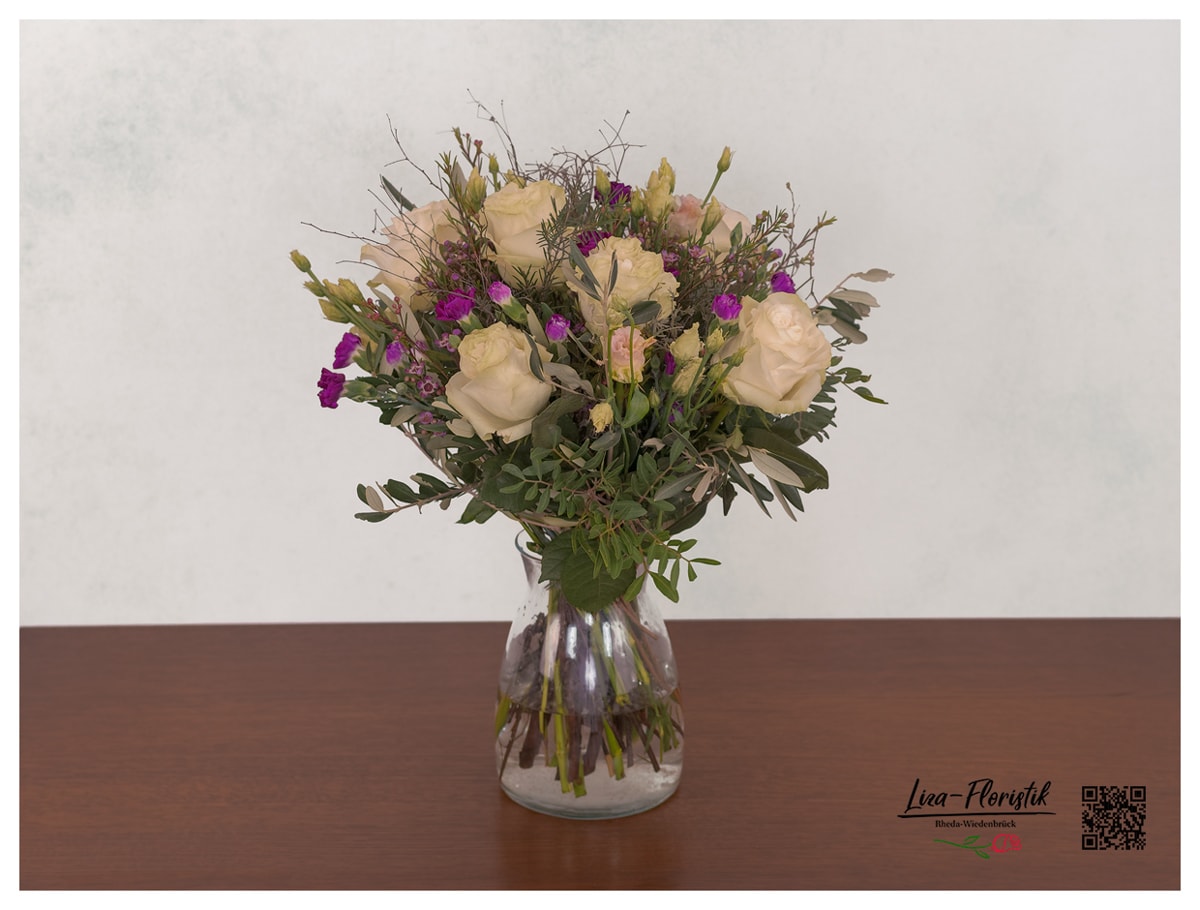 Blumenstrauß mit Trossnelken, Rosen, Thymian, Wachsblumen, Olivenzweigen und Pistazie