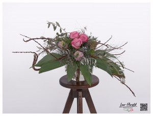 Blumenstrauß als Tischdekoration mit Rosen, Ranunkeln, Bartnelken, Olivenzweigen, Pistazie, Thymian, Baumwolle und Bänderweide