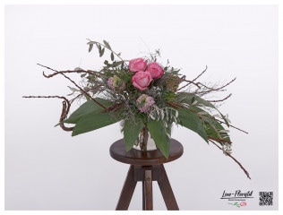 Blumenstrauß als Tischdekoration mit Rosen, Ranunkeln, Bartnelken, Olivenzweigen, Pistazie, Thymian, Baumwolle und Bänderweide