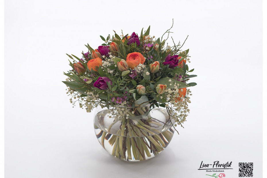 Blumenstrauß mit Anemonen, bunten Tulpen, Schleierkraut, Wachsblumen und Blaubeerzweigen