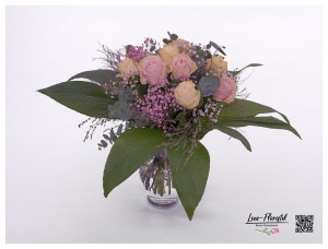 Blumenstrauß mit cremefarbenen und rosa Rosen, pinken und weißem Schleierkraut, sowie Eukalyptus