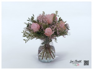 Bouquet mit rosa Rosen, Schleierkraut und Thlaspi